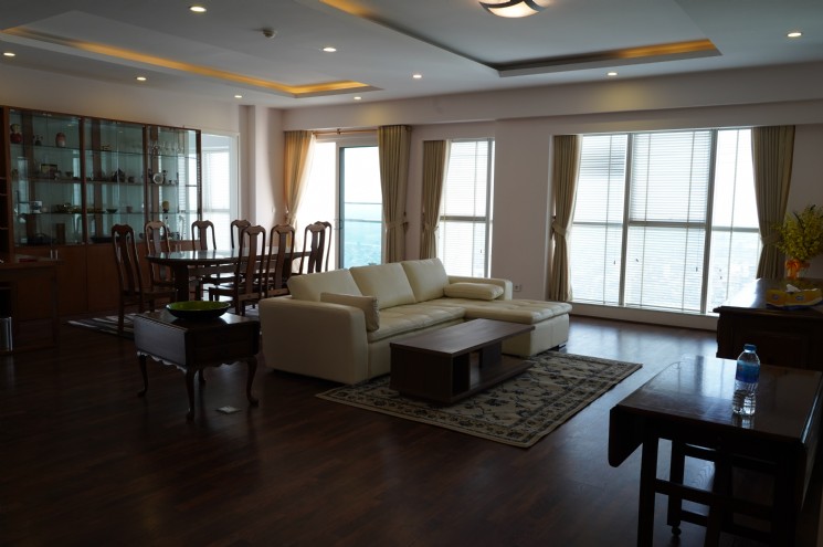 Apartment for rent in area of 154 sqm, 3 bedrooms in L1 Ciputra building. 2