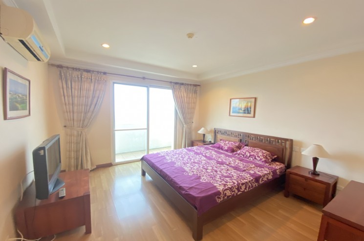 Building E4, Ciputra urban area has a 153 sqm apartment for rent, fully furnished. 2