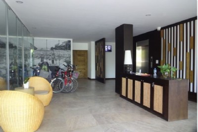 The serviced apartment on the first floor is for hire on Dang Thai Mai street, Tay Ho district, Hanoi